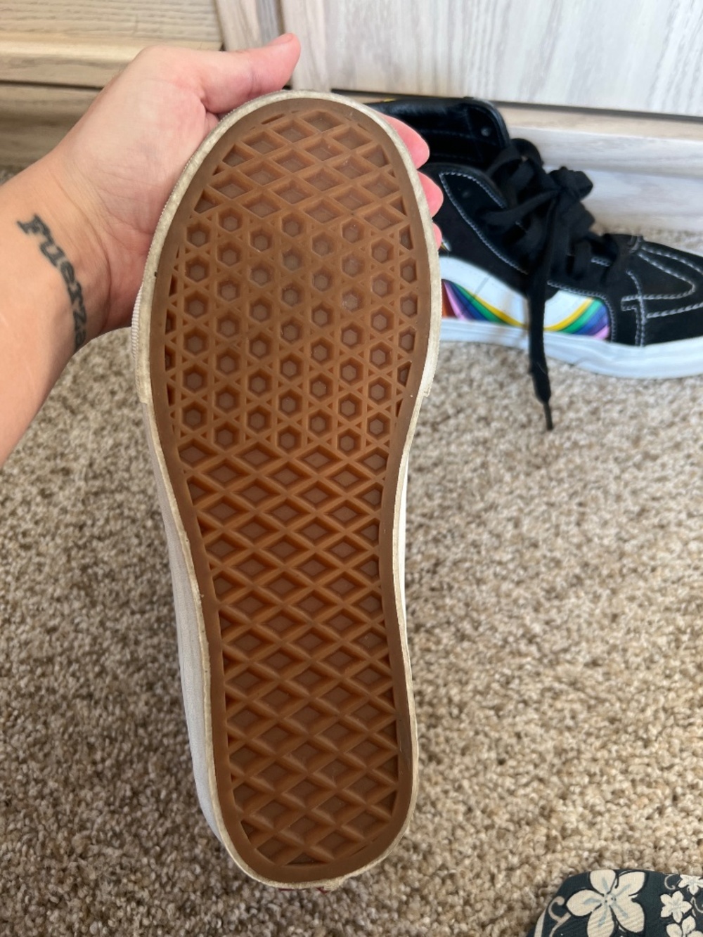 Vans high top shoes with rainbow 🌈 pattern - Picture 4 of 5